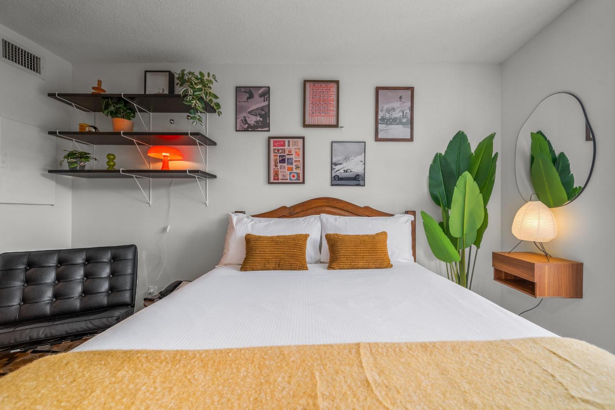 Apartment Mid Century Modern - W Pool & Hot Tub *