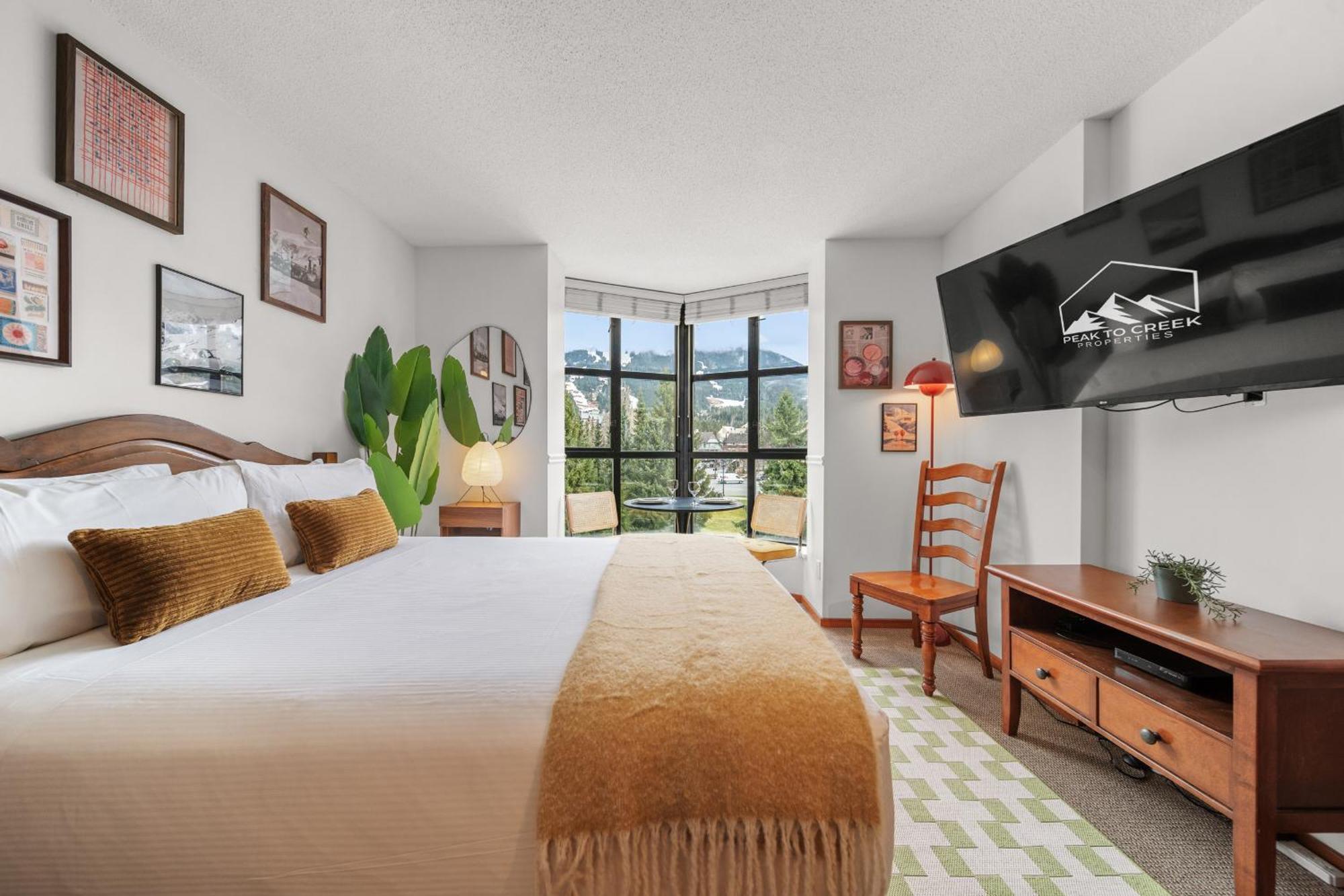 Mid Century Modern - W Pool & Hot Tub Apartment Whistler