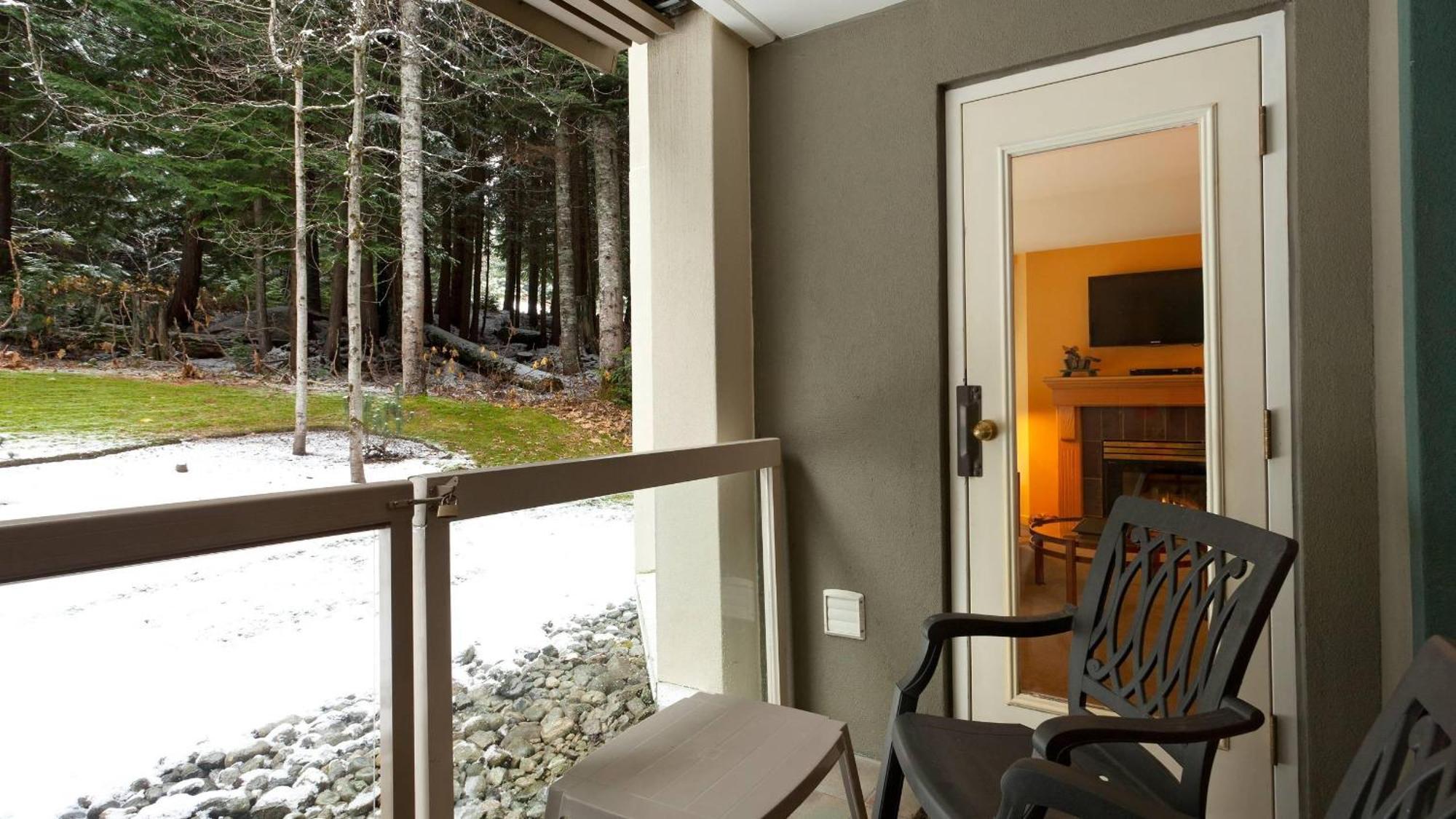 Woodrun 214 | Ski-in-ski-out Condo, Heated Pool, Hot Tub, Gym *