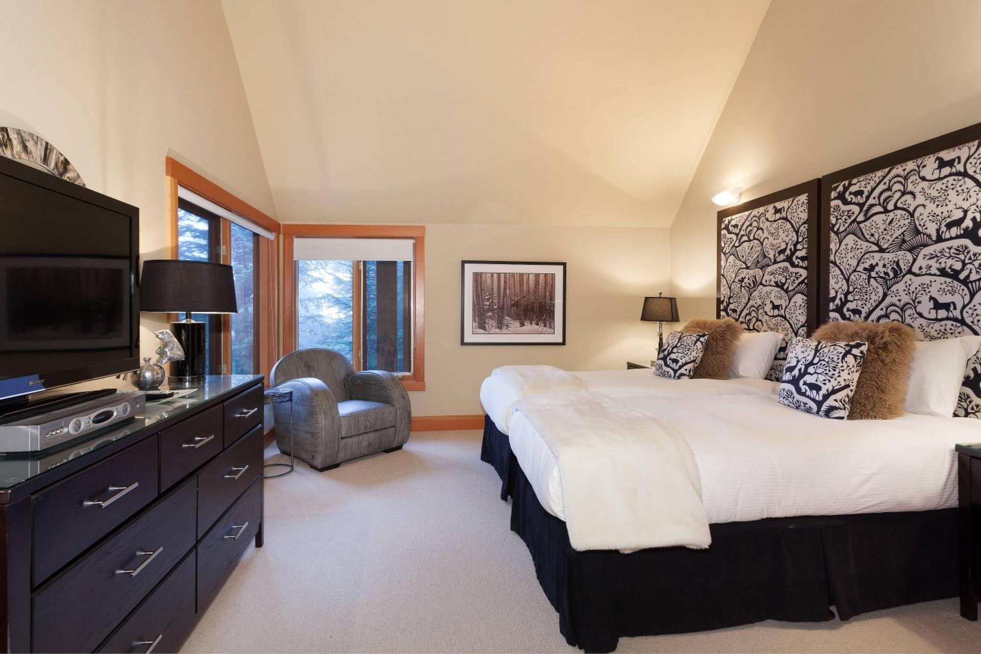 Kadenwood 2939 | Luxury W/ Hot Tub, Media Room, Steam Room, Stunning Views *