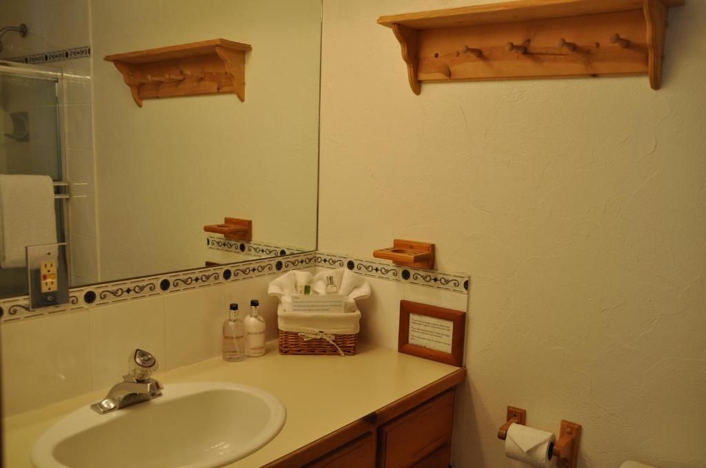 Bear Tracks Chalet Bed & Breakfast 3*