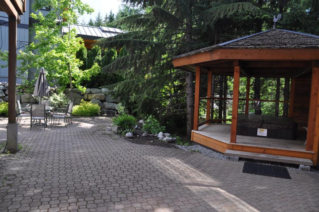 Bear Tracks Chalet Bed & Breakfast