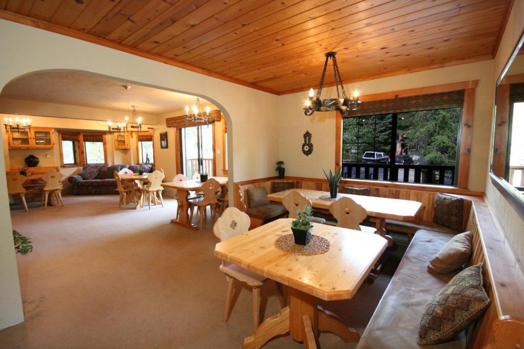 Bear Tracks Chalet Bed & Breakfast 3*