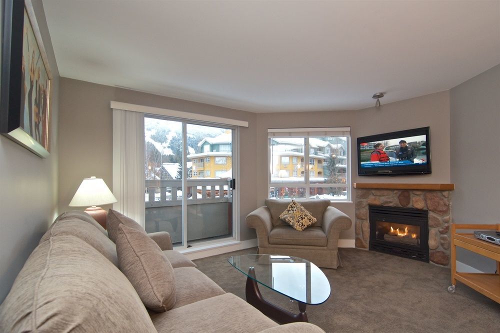 Blackcomb Vr At Town Plaza Hotel 3*