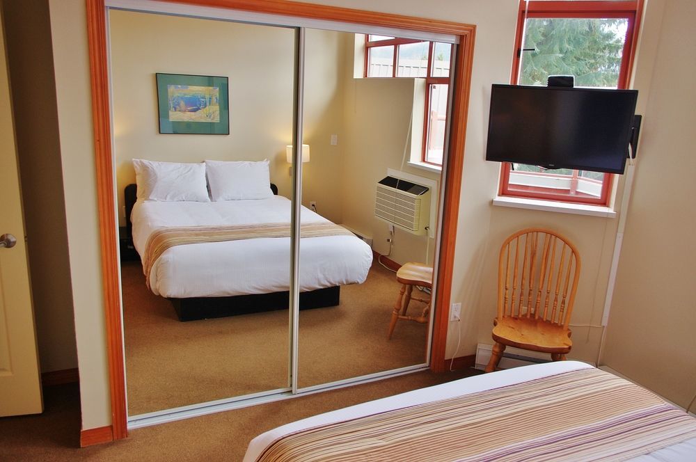 Alpenglow Suite: Village Mountain Retreat Apartment *