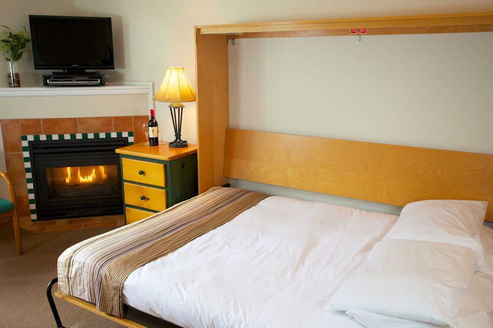 Alpenglow Suite: Village Mountain Retreat