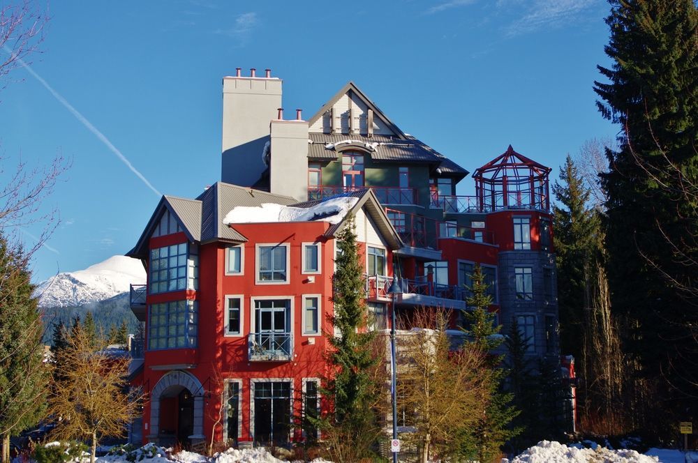 Alpenglow Suite: Village Mountain Retreat