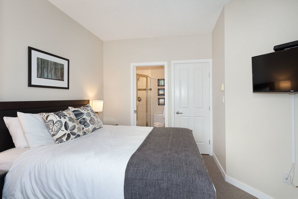 Alpenglow Suite: Village Mountain Retreat Whistler