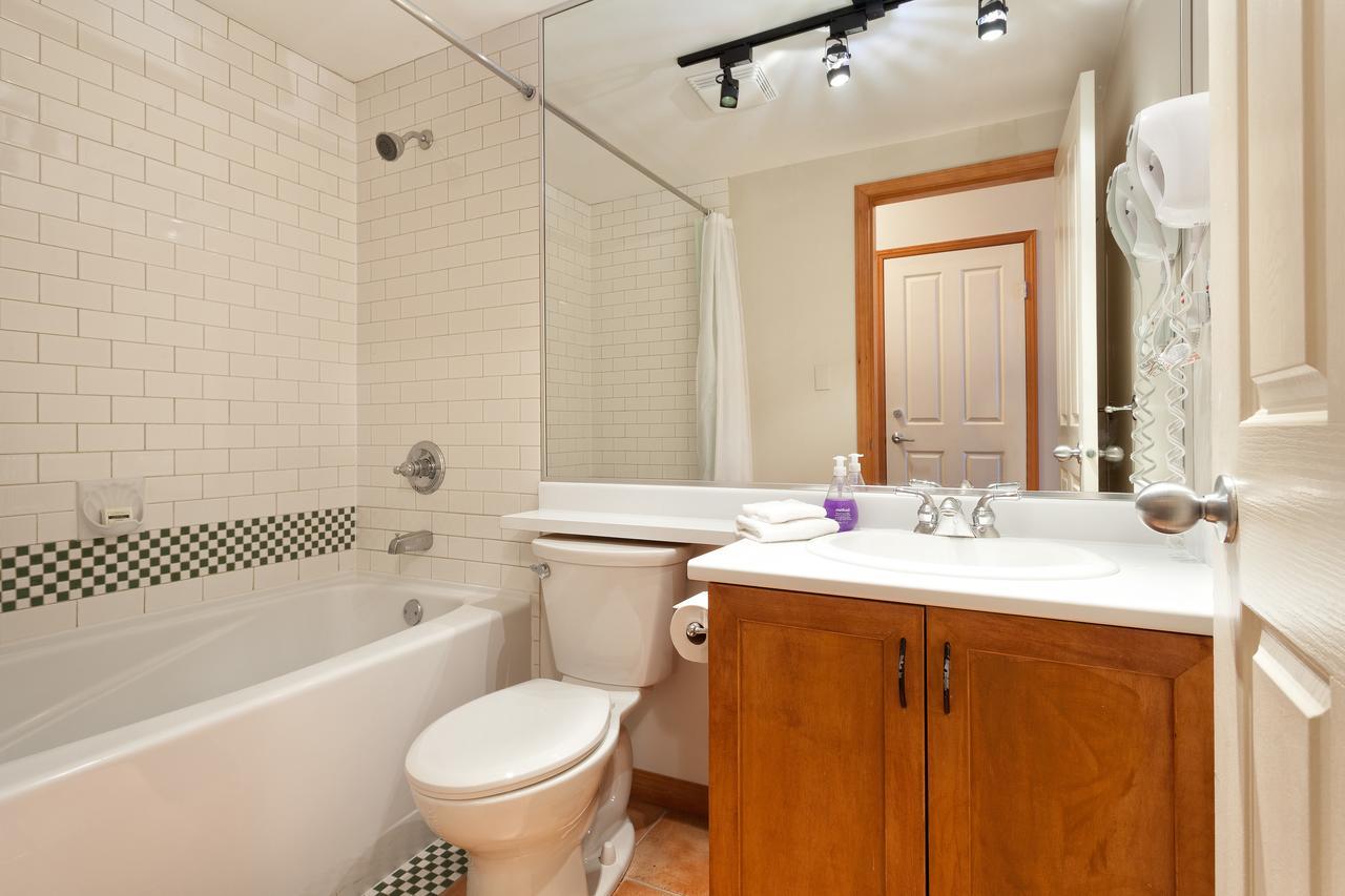 Alpenglow Suite: Village Mountain Retreat Apartment *