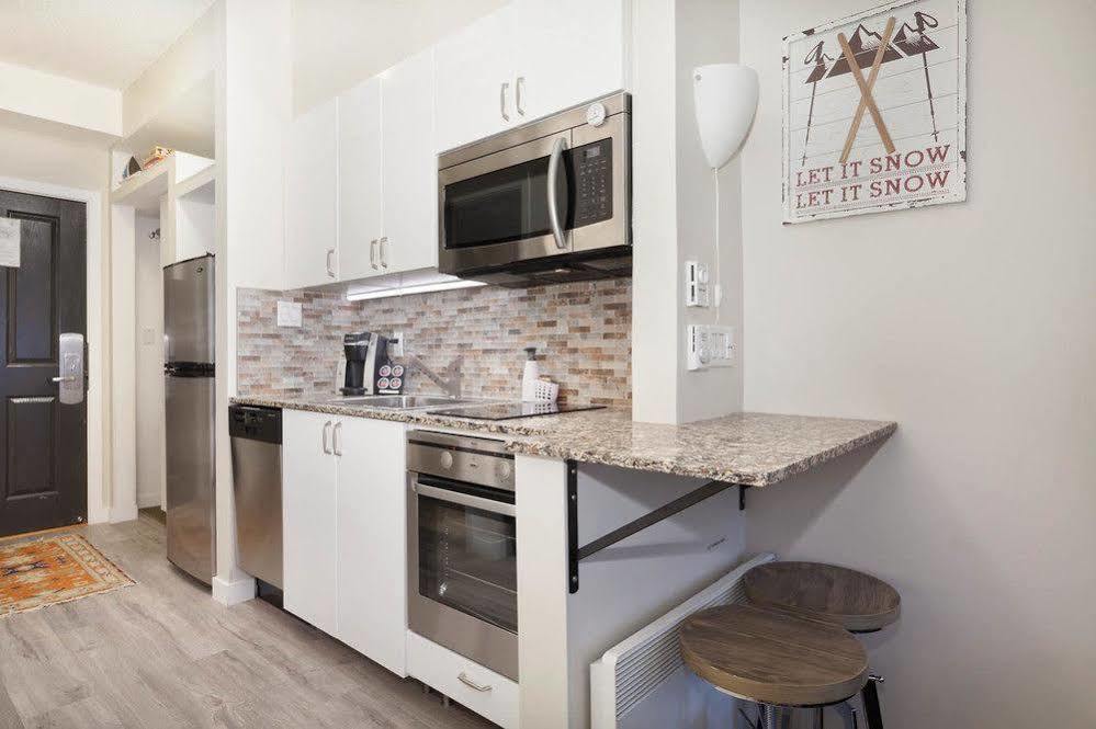 Alpenglow Suite: Village Mountain Retreat Apartment