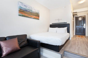 Alpenglow Suite: Village Mountain Retreat