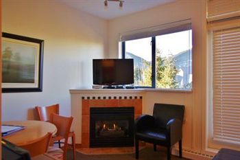 Alpenglow Suite: Village Mountain Retreat * Whistler