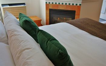 Alpenglow Suite: Village Mountain Retreat Whistler