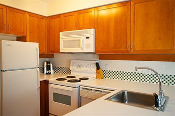 Alpenglow Suite: Village Mountain Retreat *