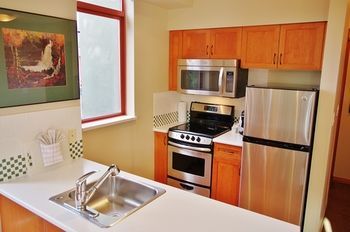 Alpenglow Suite: Village Mountain Retreat Apartment *
