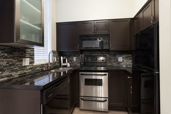 Alpenglow Suite: Village Mountain Retreat Whistler