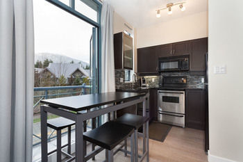 Alpenglow Suite: Village Mountain Retreat