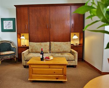 Alpenglow Suite: Village Mountain Retreat Apartment Whistler