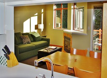 Apartment Alpenglow Suite: Village Mountain Retreat