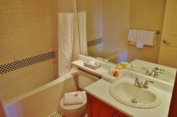 Alpenglow Suite: Village Mountain Retreat Whistler