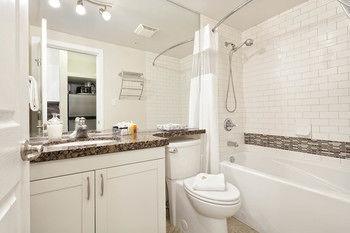 Alpenglow Suite: Village Mountain Retreat *