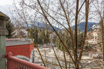 Alpenglow Suite: Village Mountain Retreat