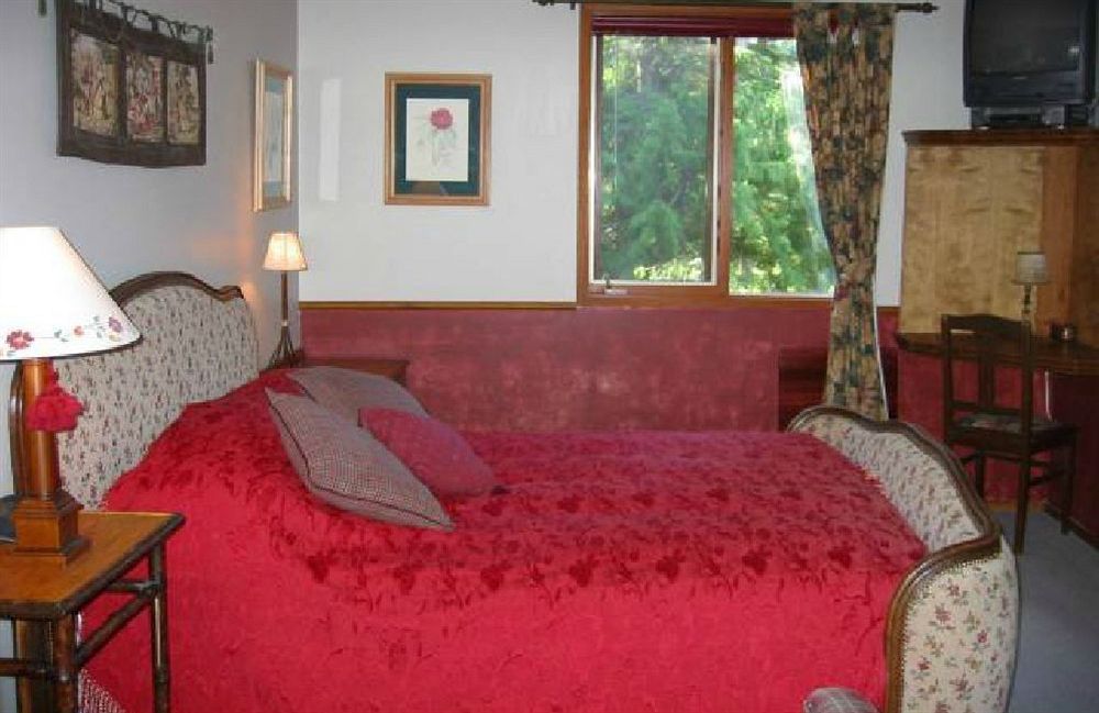 At Clifftop Lane 4* Whistler
