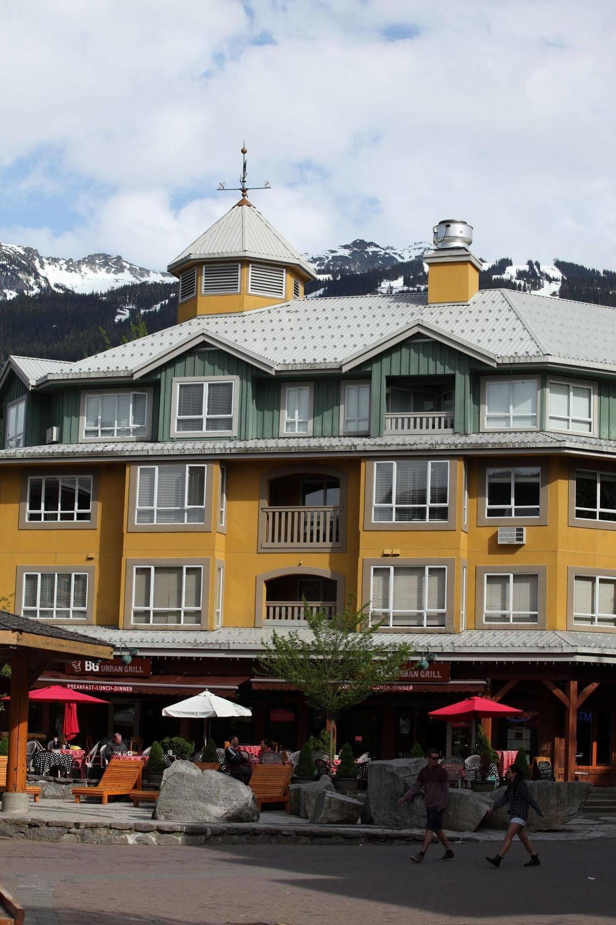 Blackcomb Vr At Town Plaza Hotel 3*
