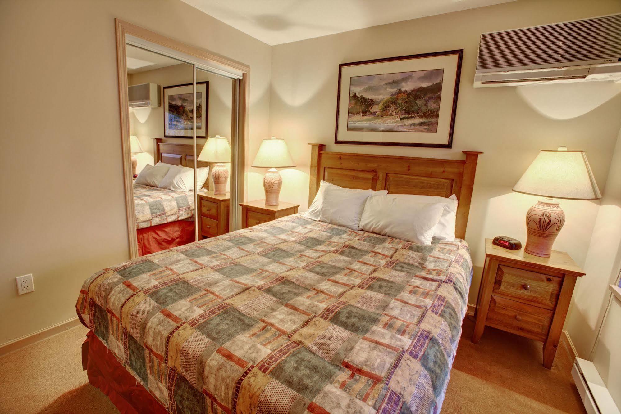 Blackcomb Vr At Town Plaza Hotel 3*