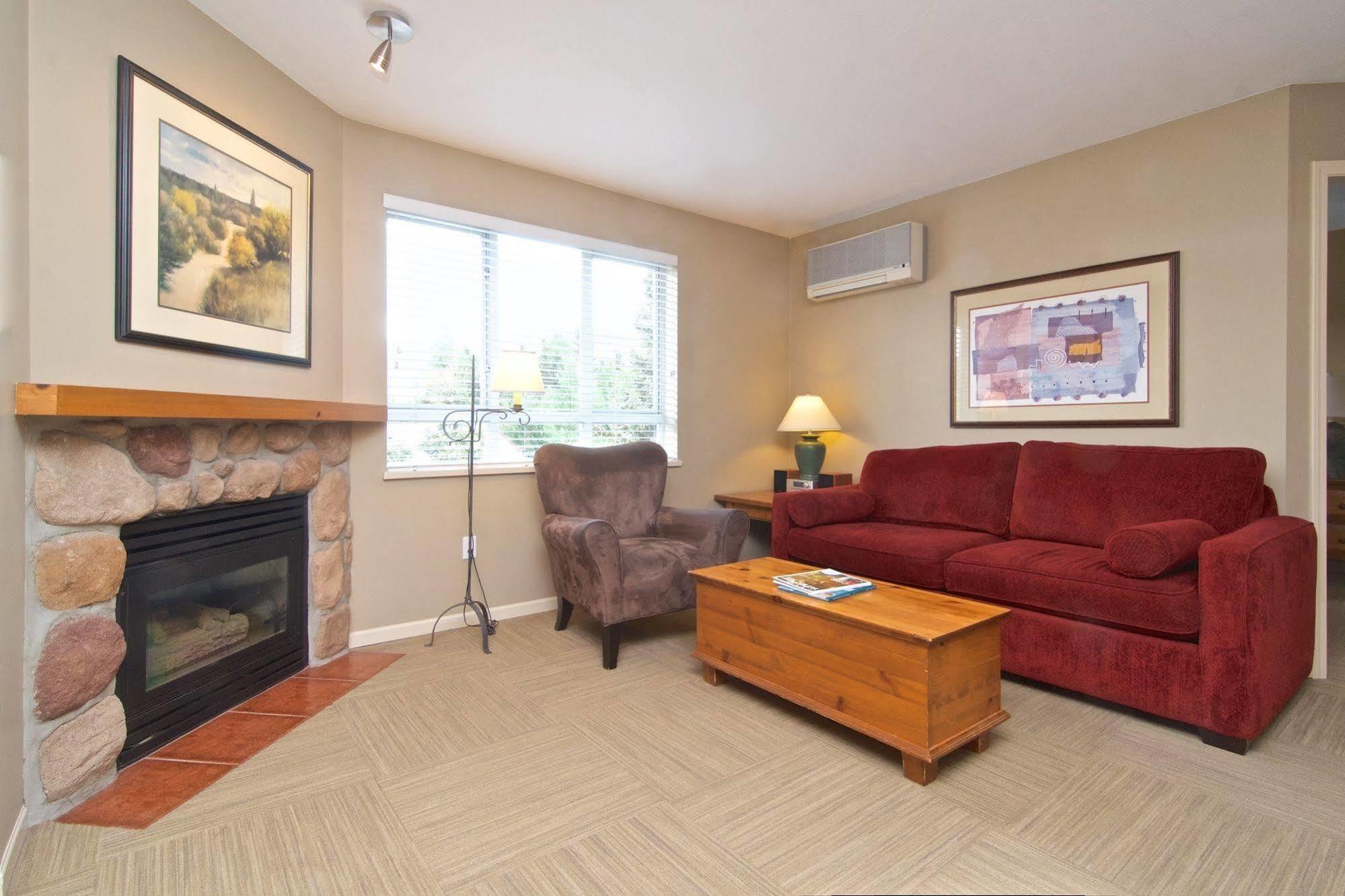 Blackcomb Vr At Town Plaza Hotel 3*