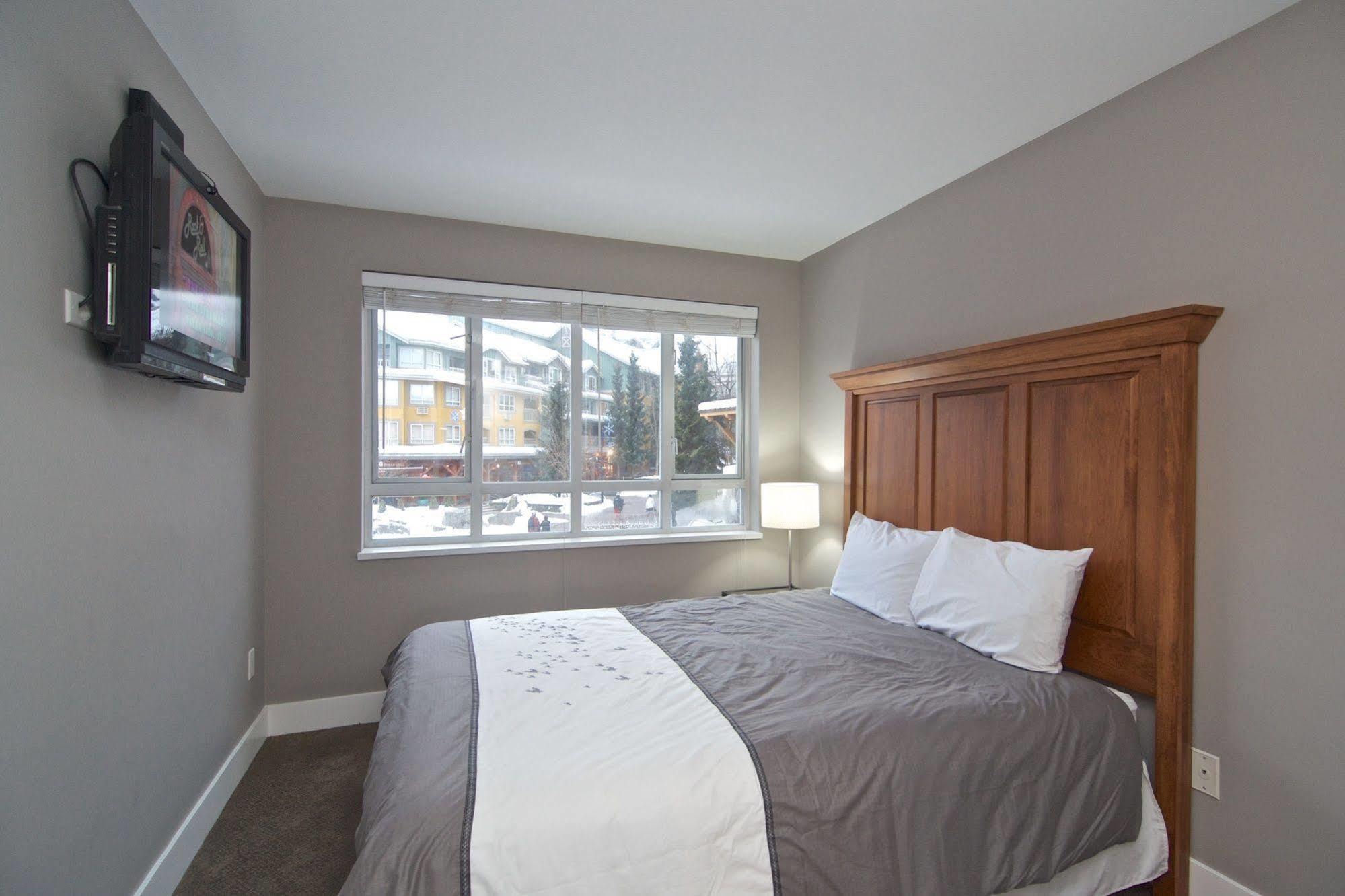 Blackcomb Vr At Town Plaza Hotel