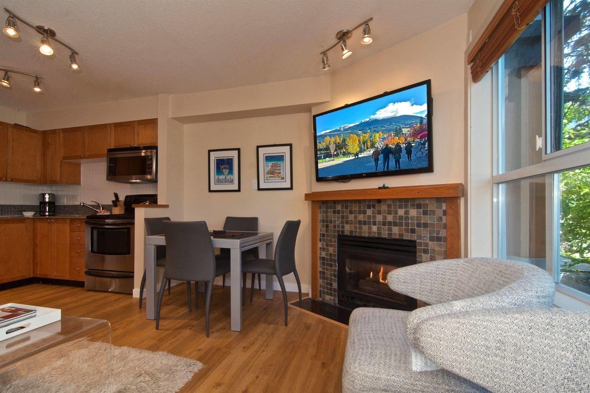 Hotel Blackcomb Vr At Glaciers Reach Whistler