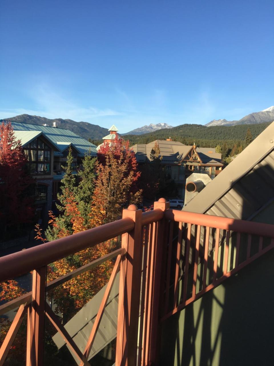 Alpenglow Suite: Village Mountain Retreat