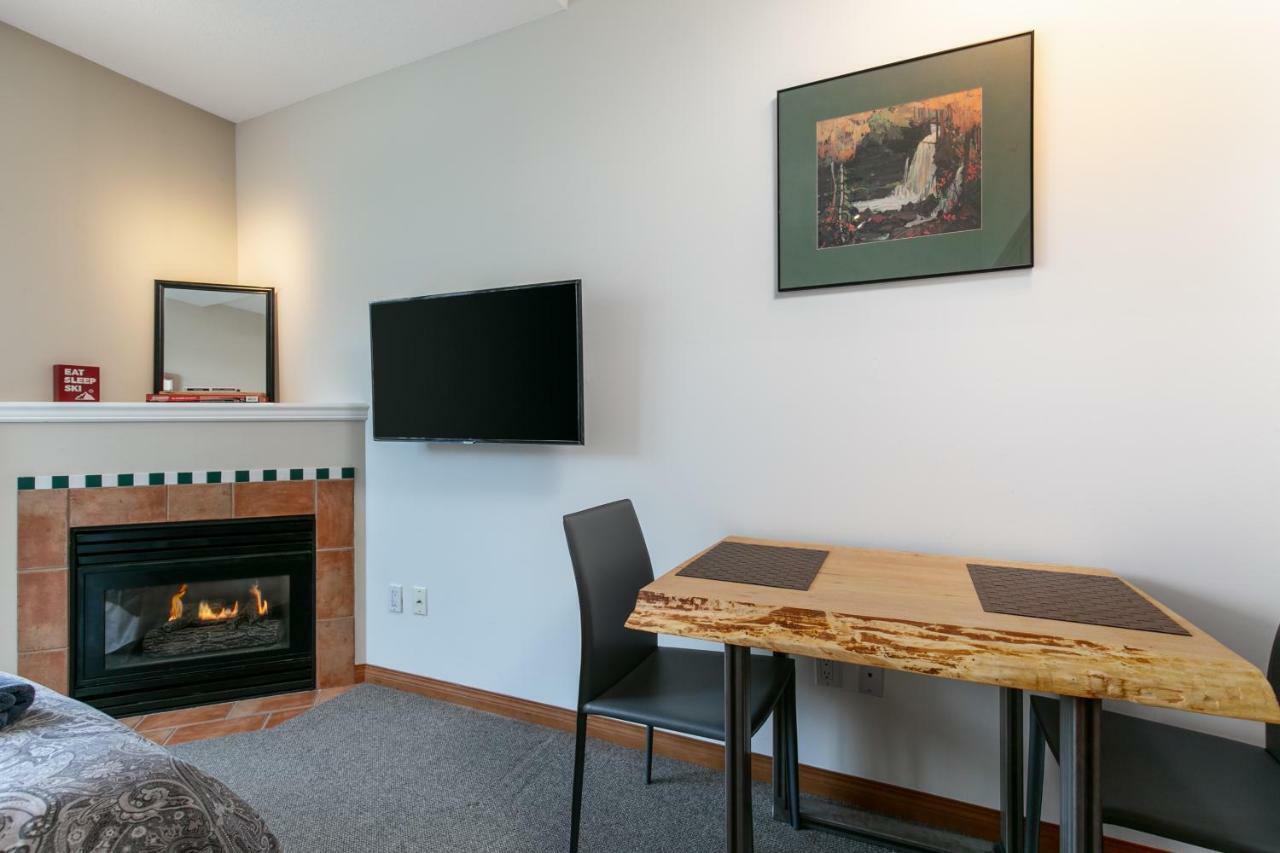 Alpenglow Suite: Village Mountain Retreat Apartment