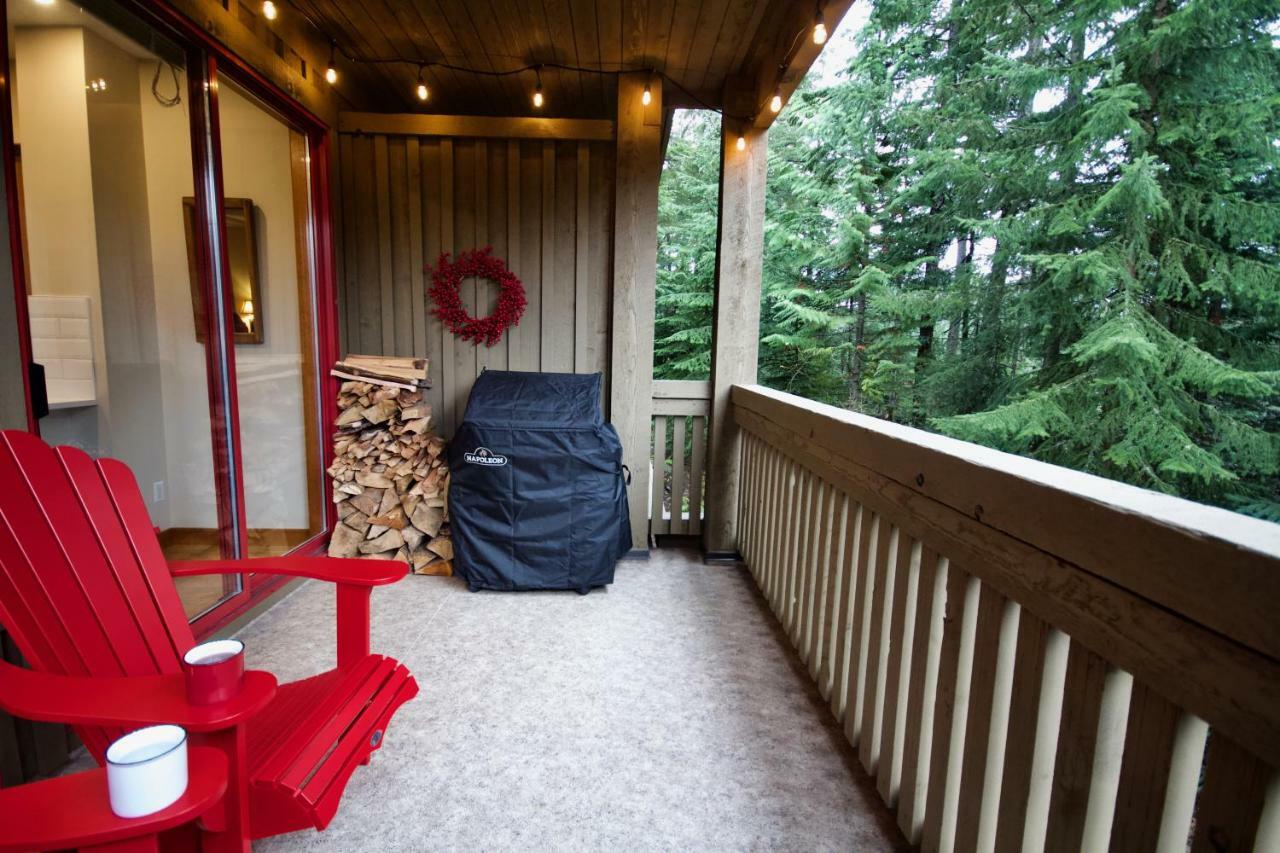 Spacious Rustic Retreat At The Woods Whistler