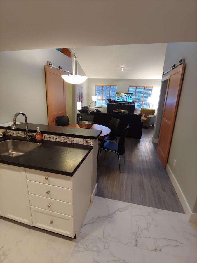 Tyndalstone 3 Bedroom In The Heart Of Village North Apartment *