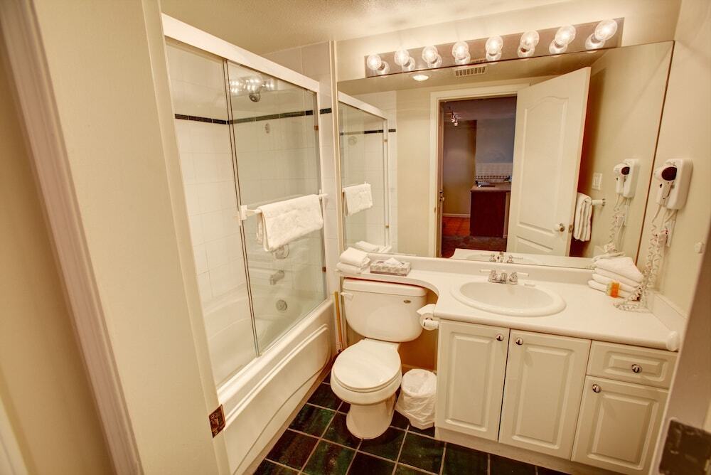 Resortquest At The Town Plaza Hotel