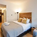 Impeccable Glacier Lodge Hotel Room W Pool+Hot Tub