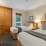 Mountainside Suite Hot Tub Pool Barrel Sauna