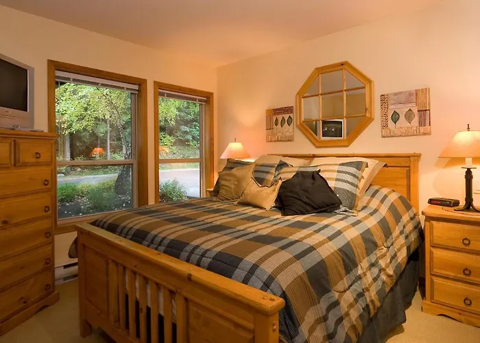 Painted Cliff 28 | Ski-In-Ski-Out Townhouse On Blackcomb W/ Hot Tub, Fireplace, Parking