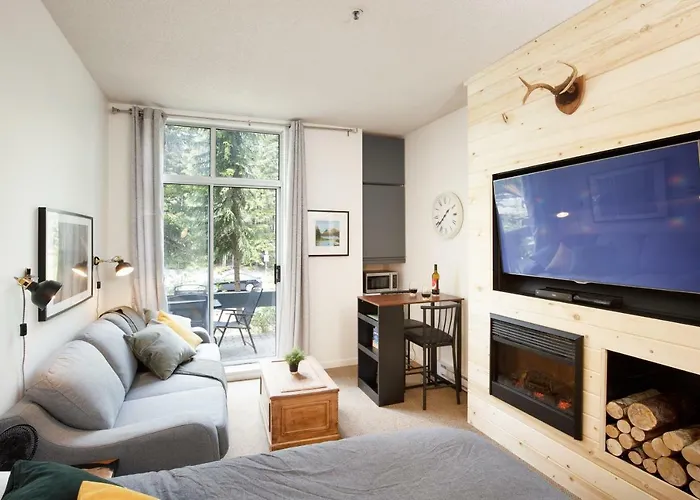 Impeccable Glacier Lodge Hotel Room W Pool+Hot Tub