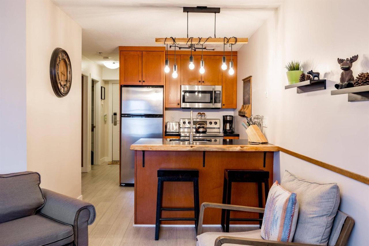 Apartment 1br Den Village With Mountain Views And Hot Tub By Harmony Whistler