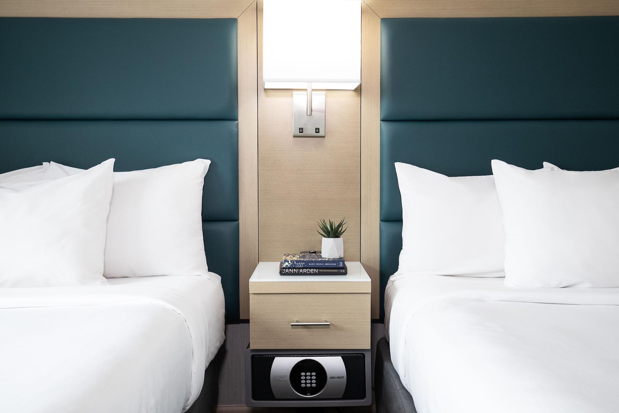 Hotel The Crystal
