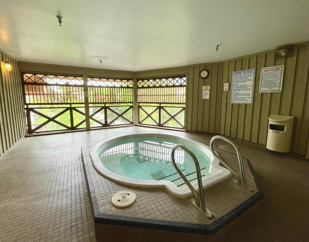 1br Den Village With Mountain Views And Hot Tub By Harmony