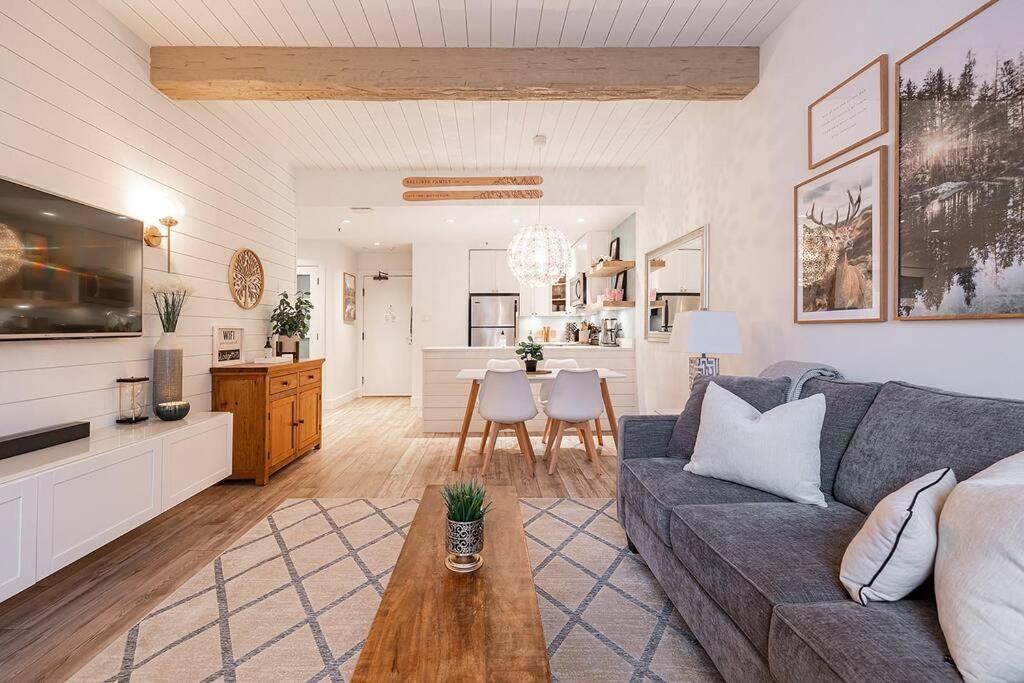 Designer Cozy; In/out; Hot Tub& Warm Pool. Apartment *