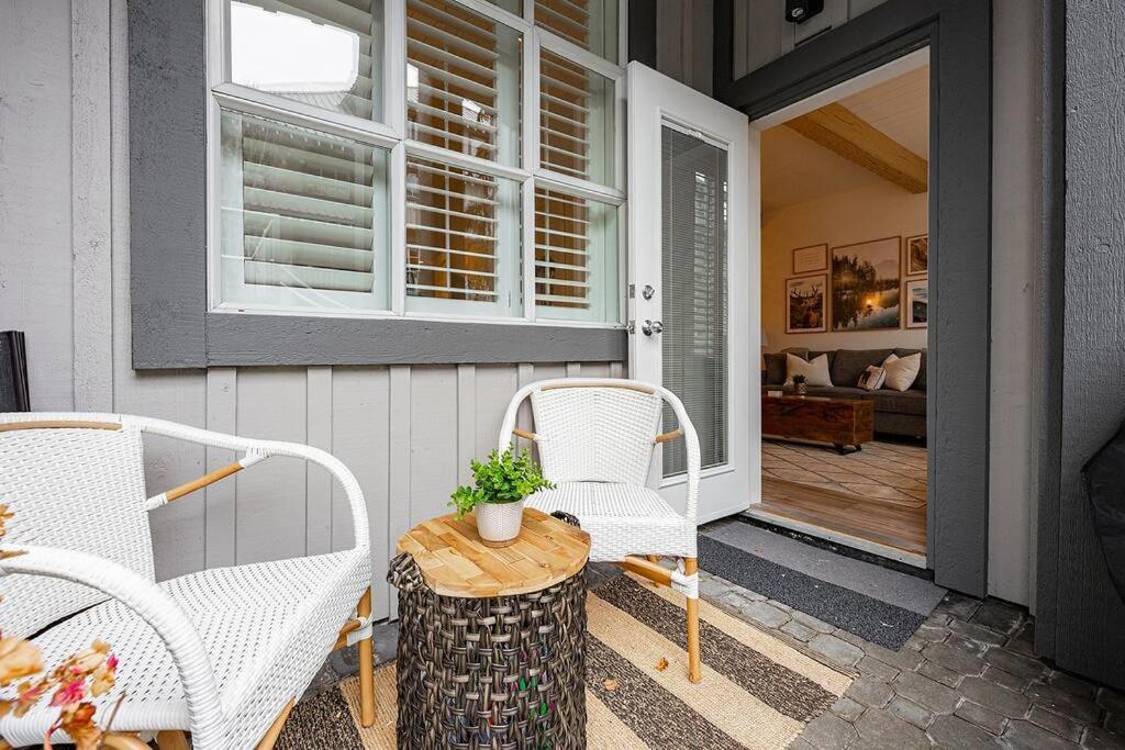 Designer Cozy; In/out; Hot Tub& Warm Pool. Apartment Whistler