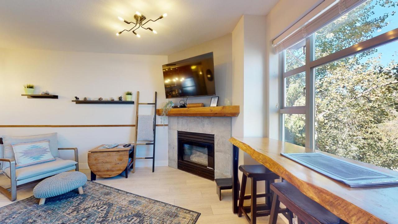 Apartment 1br Den Village With Mountain Views And Hot Tub By Harmony Whistler
