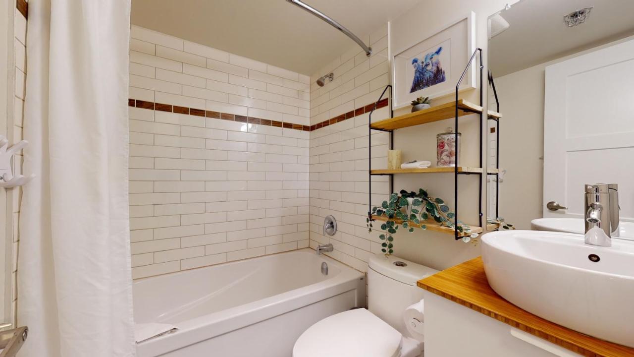 1br Den Village With Mountain Views And Hot Tub By Harmony * Whistler