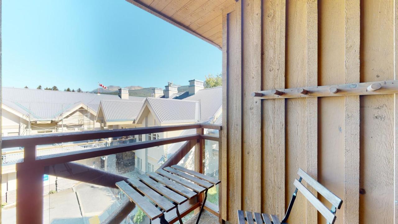 Apartment 1br Den Village With Mountain Views And Hot Tub By Harmony Whistler