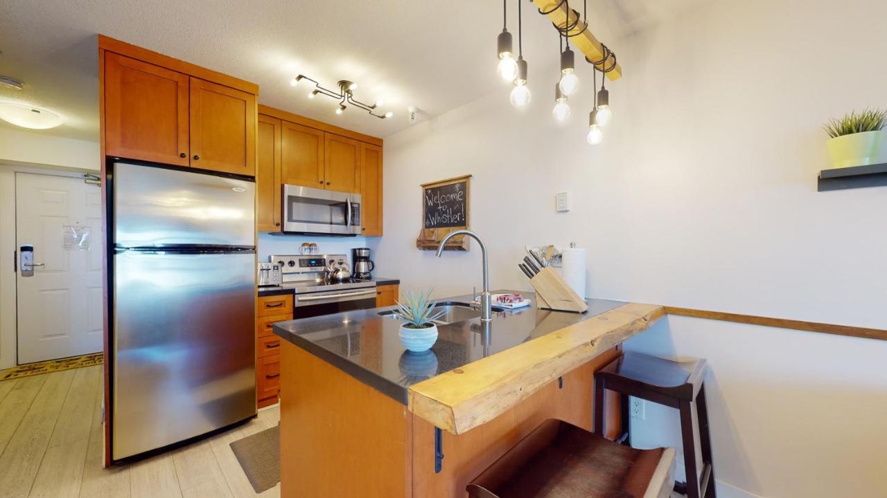 1br Den Village With Mountain Views And Hot Tub By Harmony Apartment Whistler